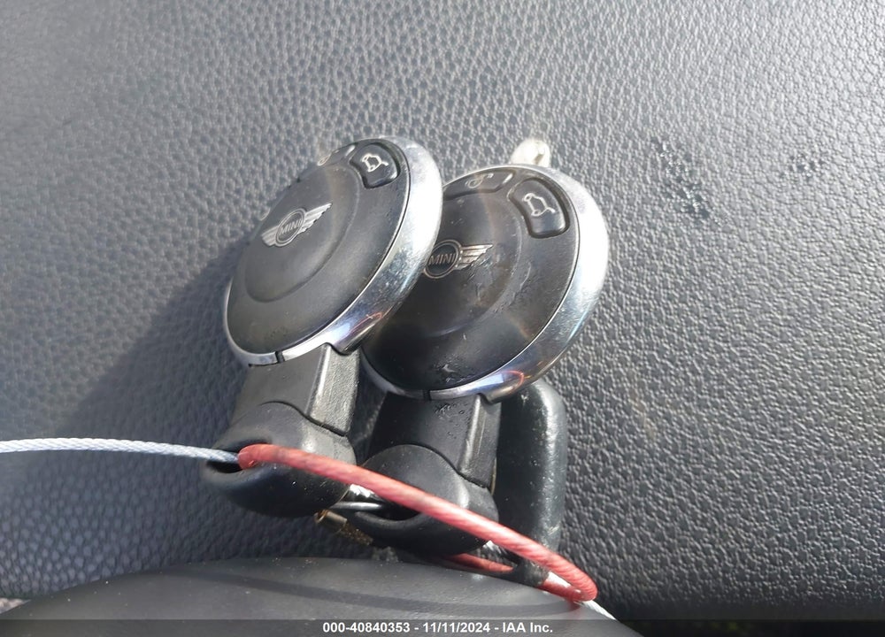 2011 MINI COOPER S VIN: WMWSV3C5XBTY12049