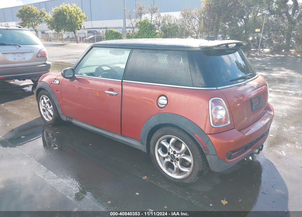 2011 MINI COOPER S VIN: WMWSV3C5XBTY12049