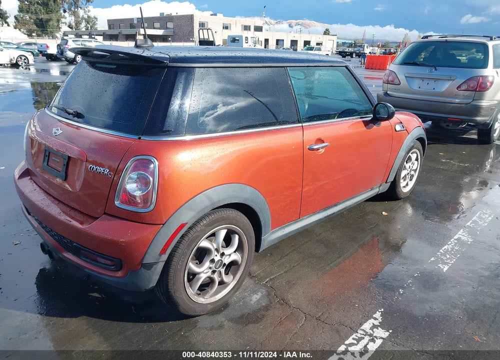 2011 MINI COOPER S VIN: WMWSV3C5XBTY12049