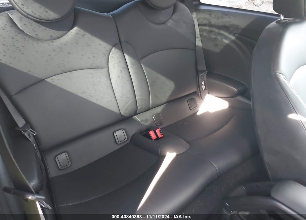 2011 MINI COOPER S VIN: WMWSV3C5XBTY12049