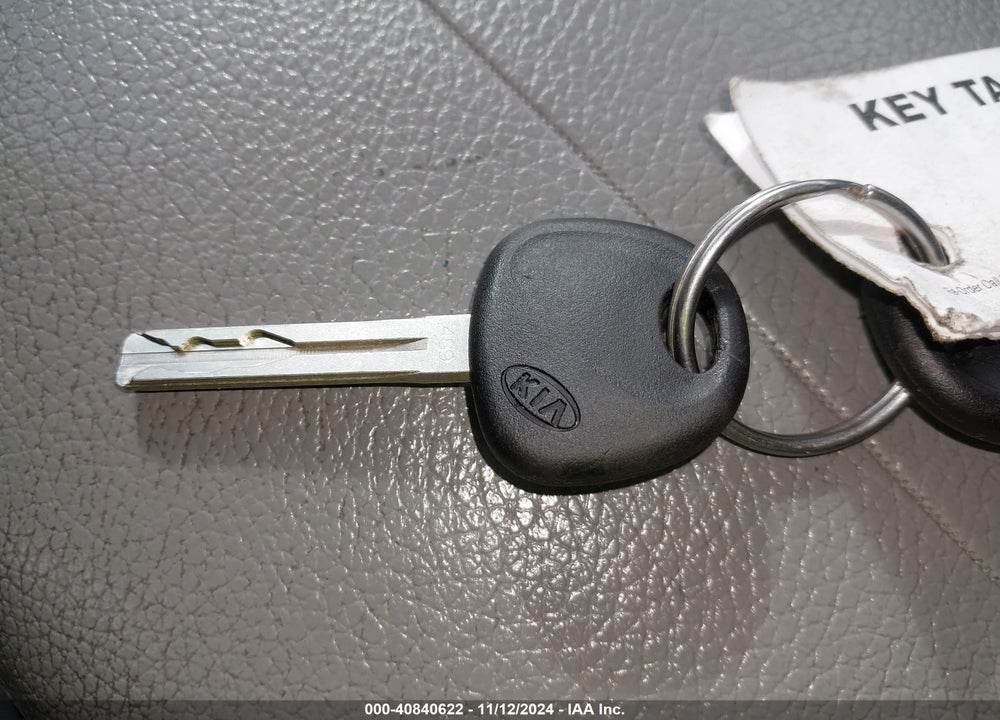 2011 KIA SORENTO LX VIN: 5XYKTCA16BG023756