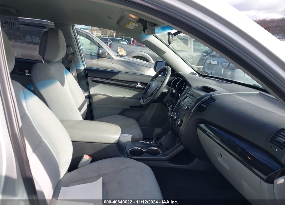 2011 KIA SORENTO LX VIN: 5XYKTCA16BG023756
