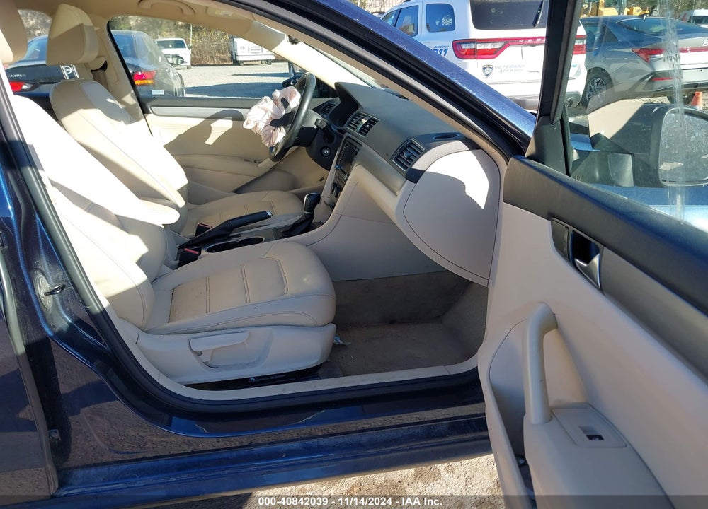 2014 VOLKSWAGEN PASSAT 2.5L SE VIN: 1VWBP7A35EC012752