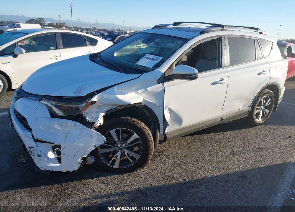 2018 TOYOTA RAV4 ADVENTURE/XLE VIN: JTMRFREV2JJ246879