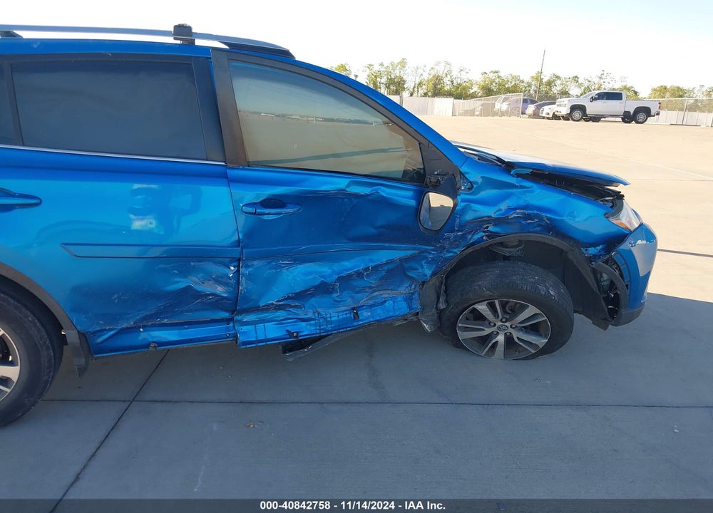 2018 TOYOTA RAV4 ADVENTURE/XLE VIN: JTMWFREV1JJ152818