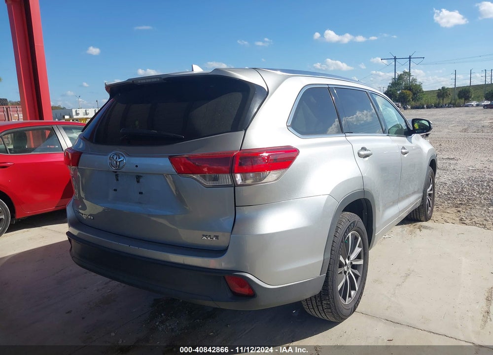 2018 TOYOTA HIGHLANDER XLE VIN: 5TDKZRFH0JS537045