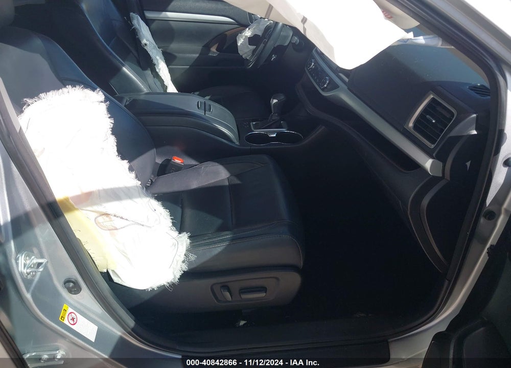 2018 TOYOTA HIGHLANDER XLE VIN: 5TDKZRFH0JS537045