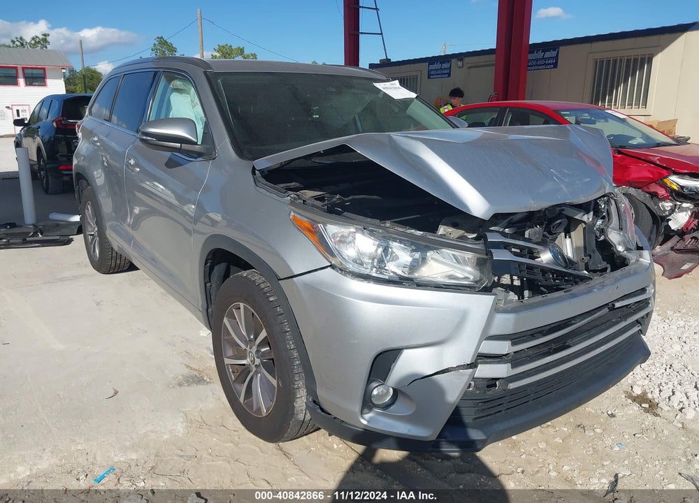 2018 TOYOTA HIGHLANDER XLE VIN: 5TDKZRFH0JS537045