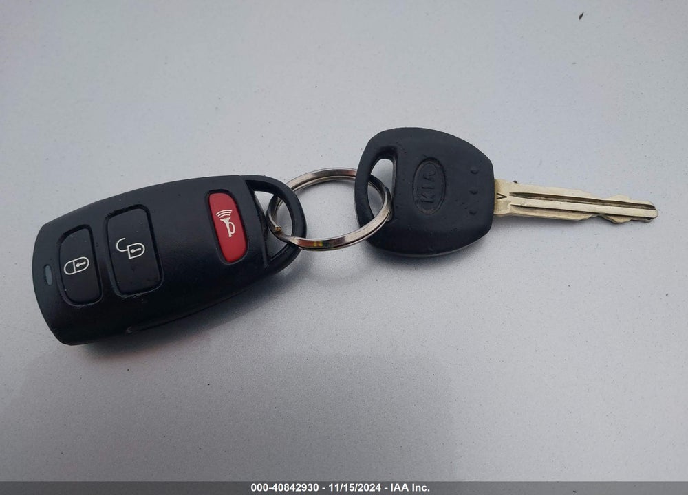 2011 KIA SEDONA LX VIN: KNDMG4C79B6384955