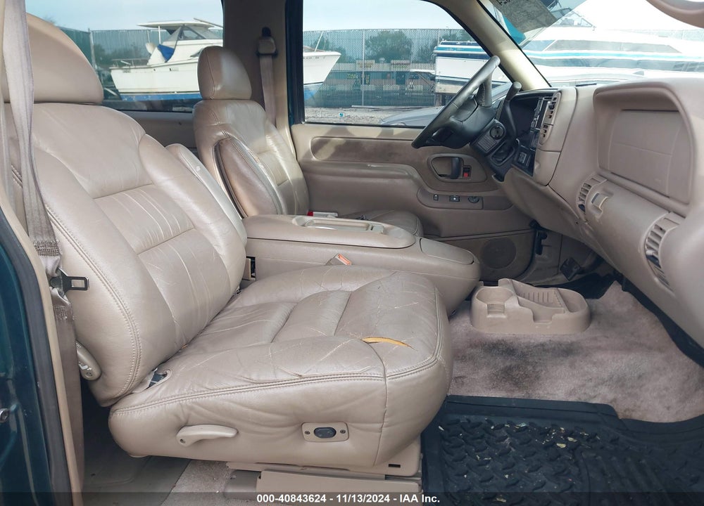 1998 CHEVROLET TAHOE VIN: 3GNEK18R8WG120102