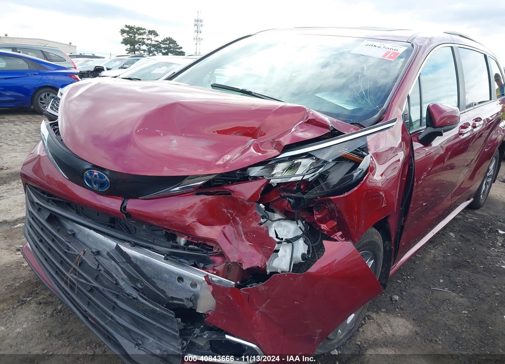 2024 TOYOTA SIENNA XLE VIN: 5TDYRKEC8RS207866