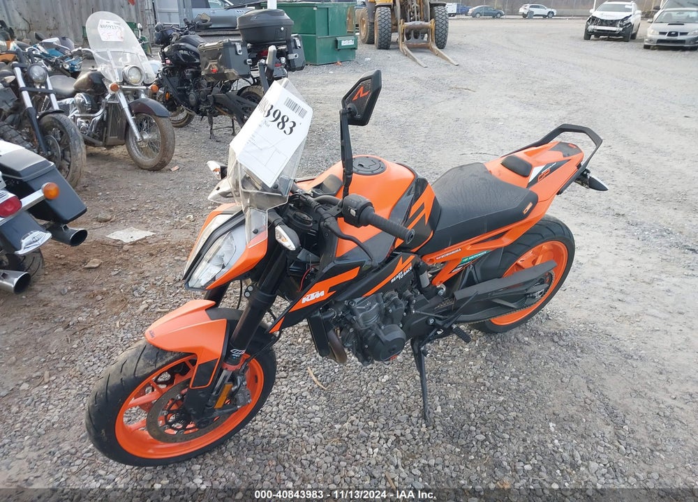 2022 KTM 890 DUKE R VIN: VBKTU9404NM843858