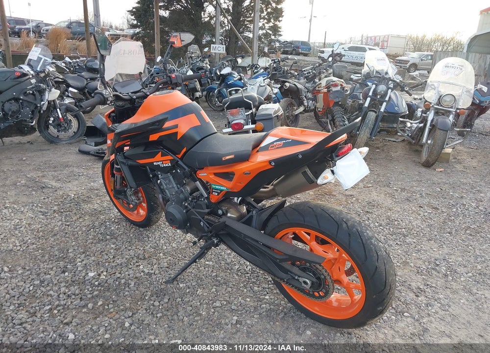 2022 KTM 890 DUKE R VIN: VBKTU9404NM843858