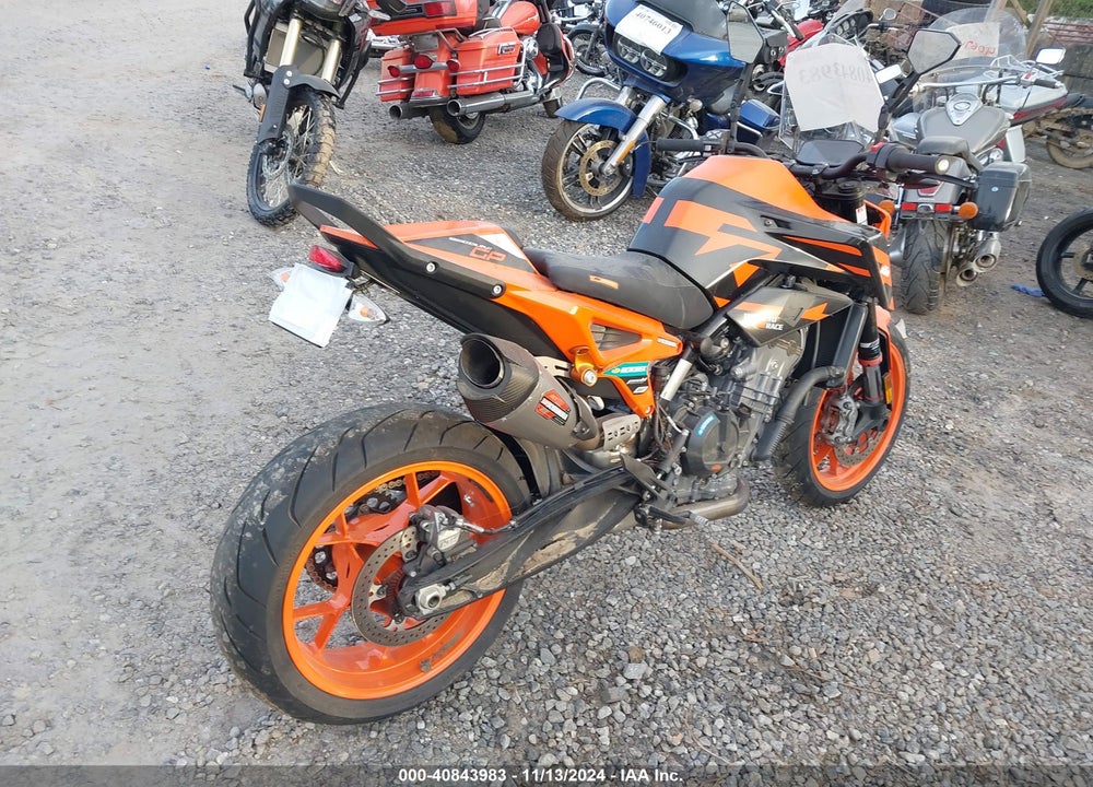 2022 KTM 890 DUKE R VIN: VBKTU9404NM843858
