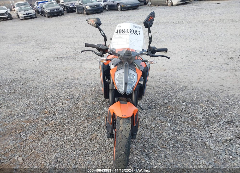 2022 KTM 890 DUKE R VIN: VBKTU9404NM843858