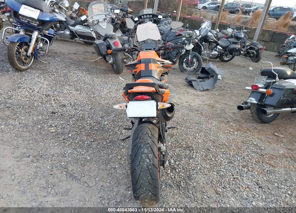2022 KTM 890 DUKE R VIN: VBKTU9404NM843858