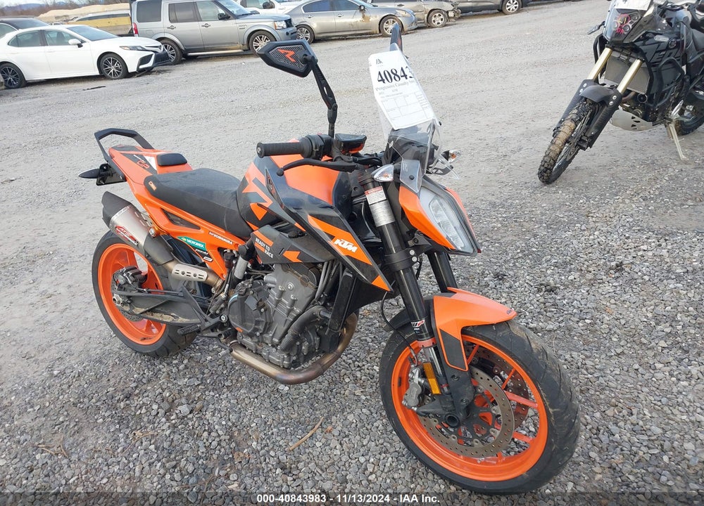 2022 KTM 890 DUKE R VIN: VBKTU9404NM843858