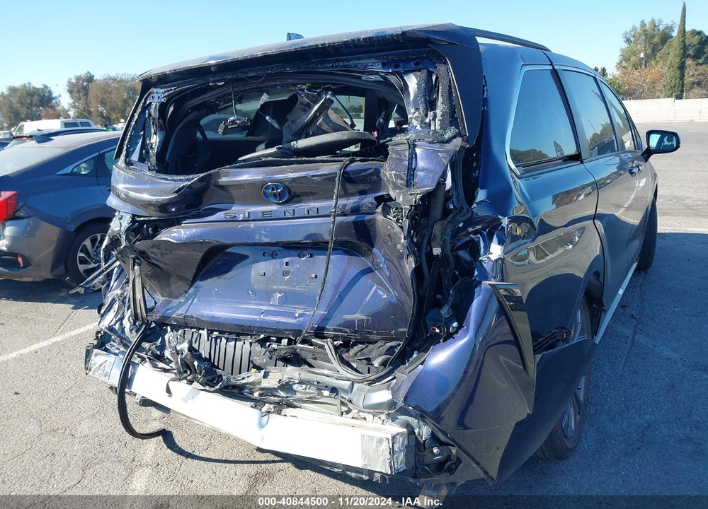 2022 TOYOTA SIENNA XSE VIN: 5TDDRKEC8NS100020