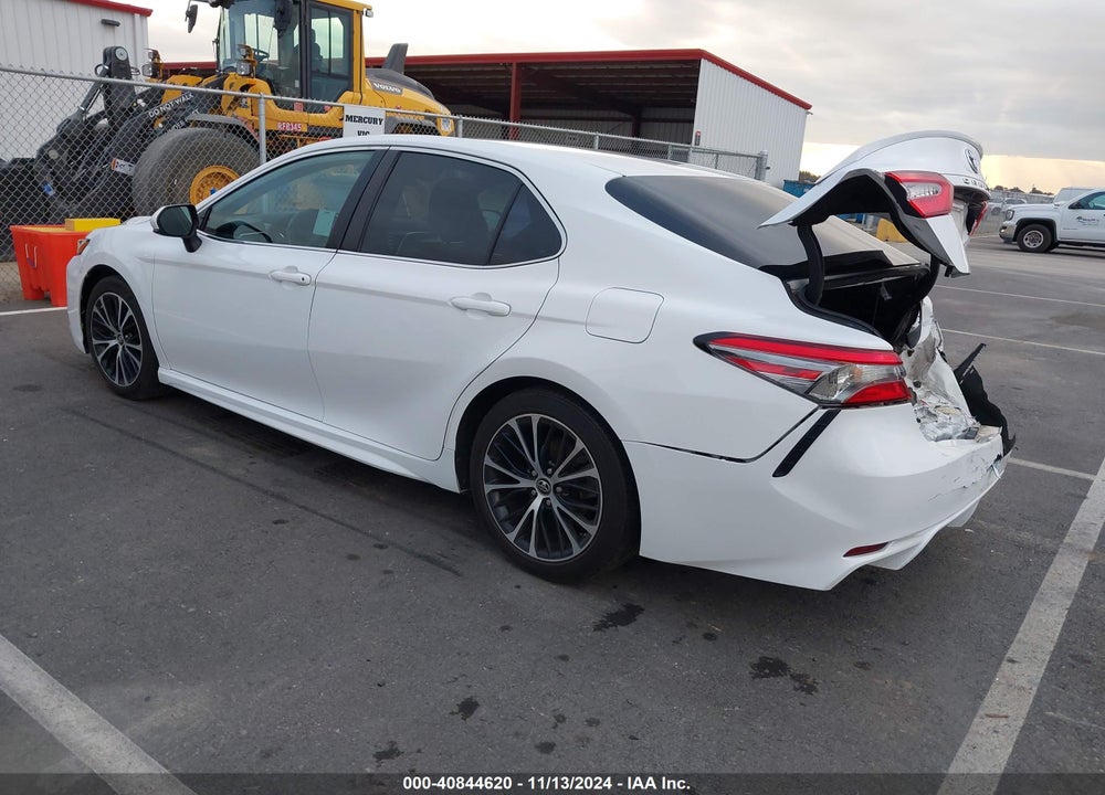 2018 TOYOTA CAMRY SE VIN: 4T1B11HK9JU580937