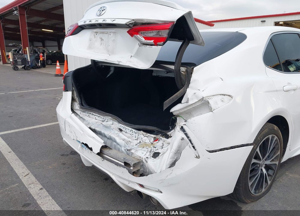 2018 TOYOTA CAMRY SE VIN: 4T1B11HK9JU580937