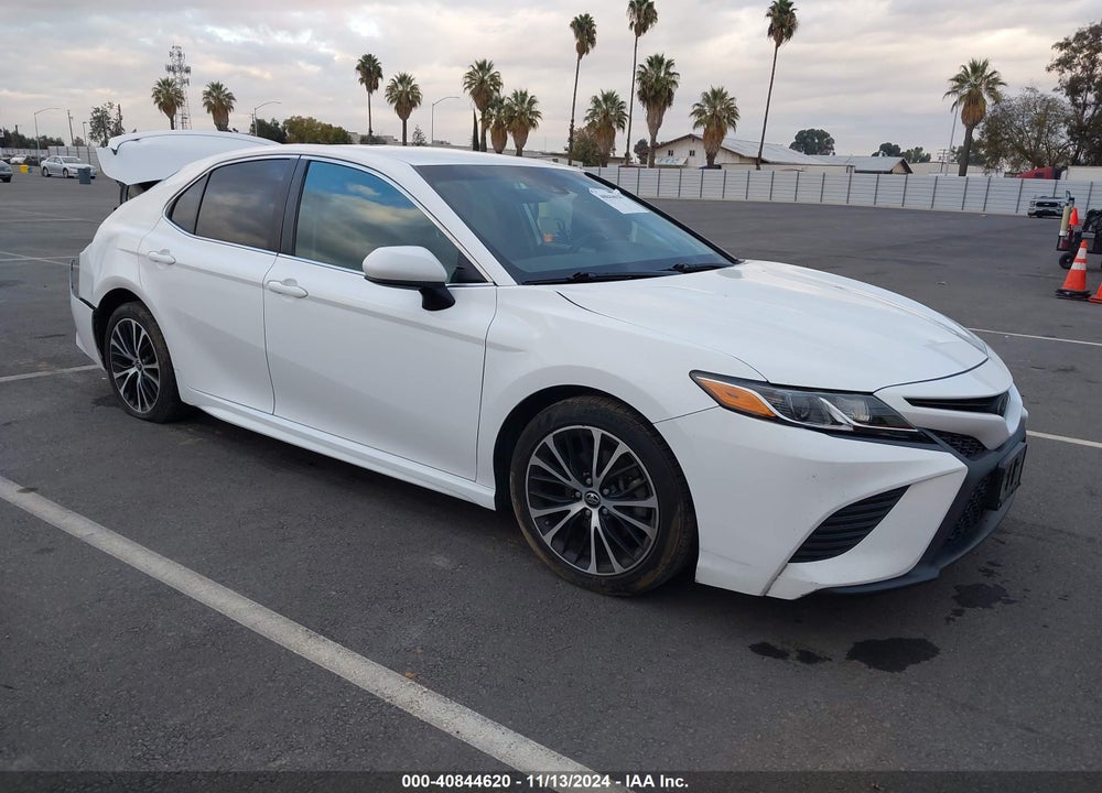 2018 TOYOTA CAMRY SE VIN: 4T1B11HK9JU580937