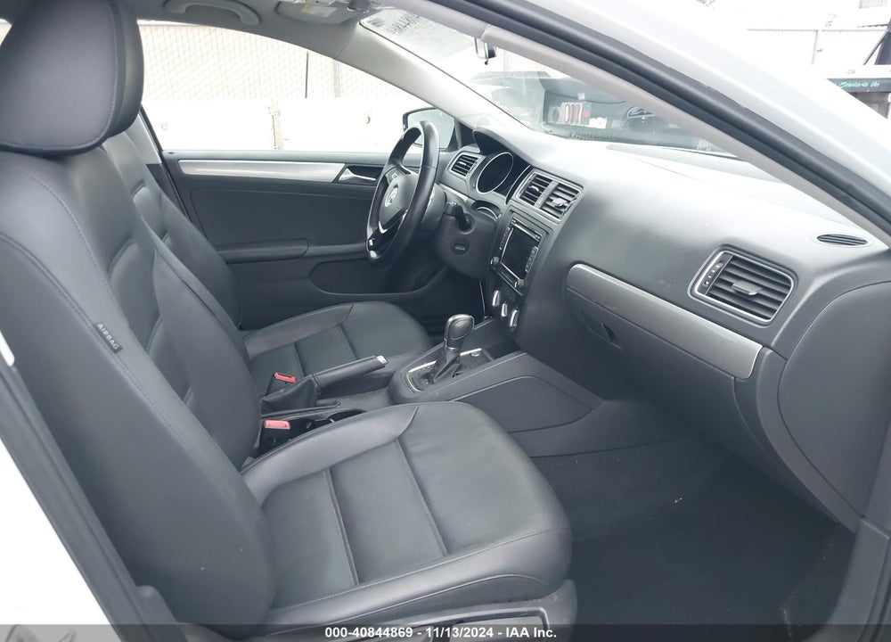 2015 VOLKSWAGEN JETTA 1.8T SE VIN: 3VWD17AJXFM300663