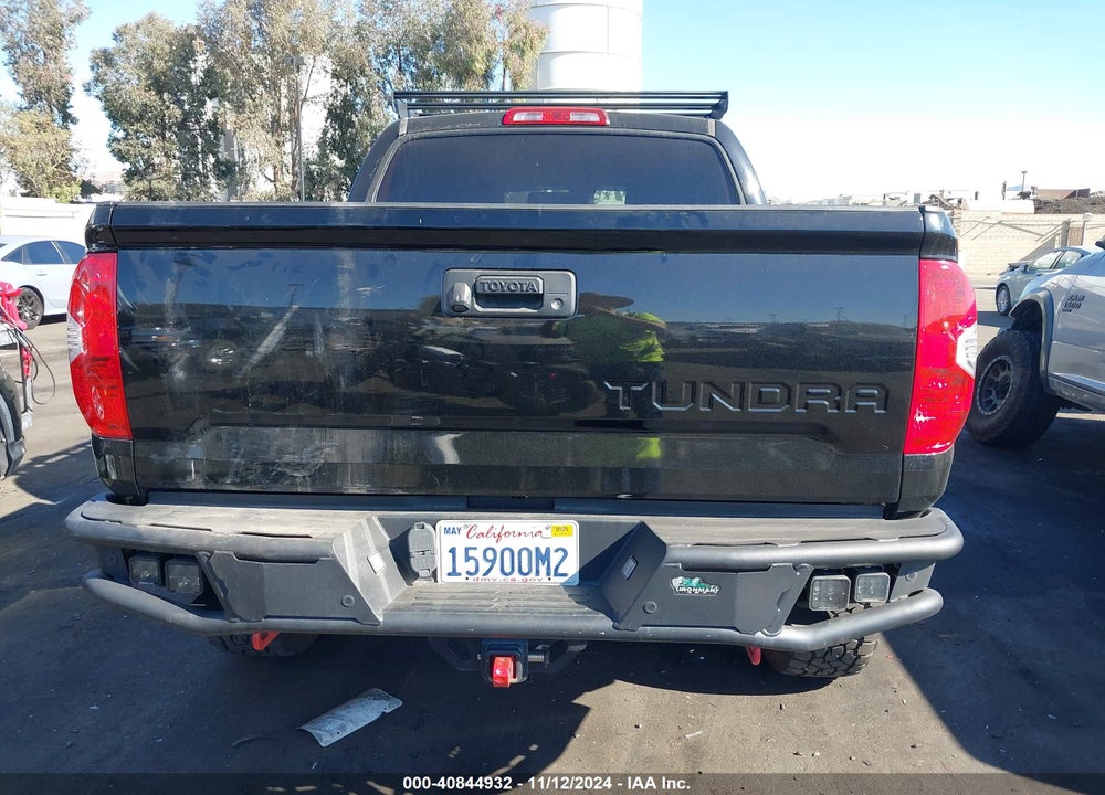 2018 TOYOTA TUNDRA SR5 5.7L V8 VIN: 5TFDY5F12JX701672