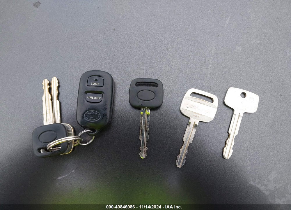 2000 TOYOTA CAMRY LE VIN: JT2BG22K7Y0460839