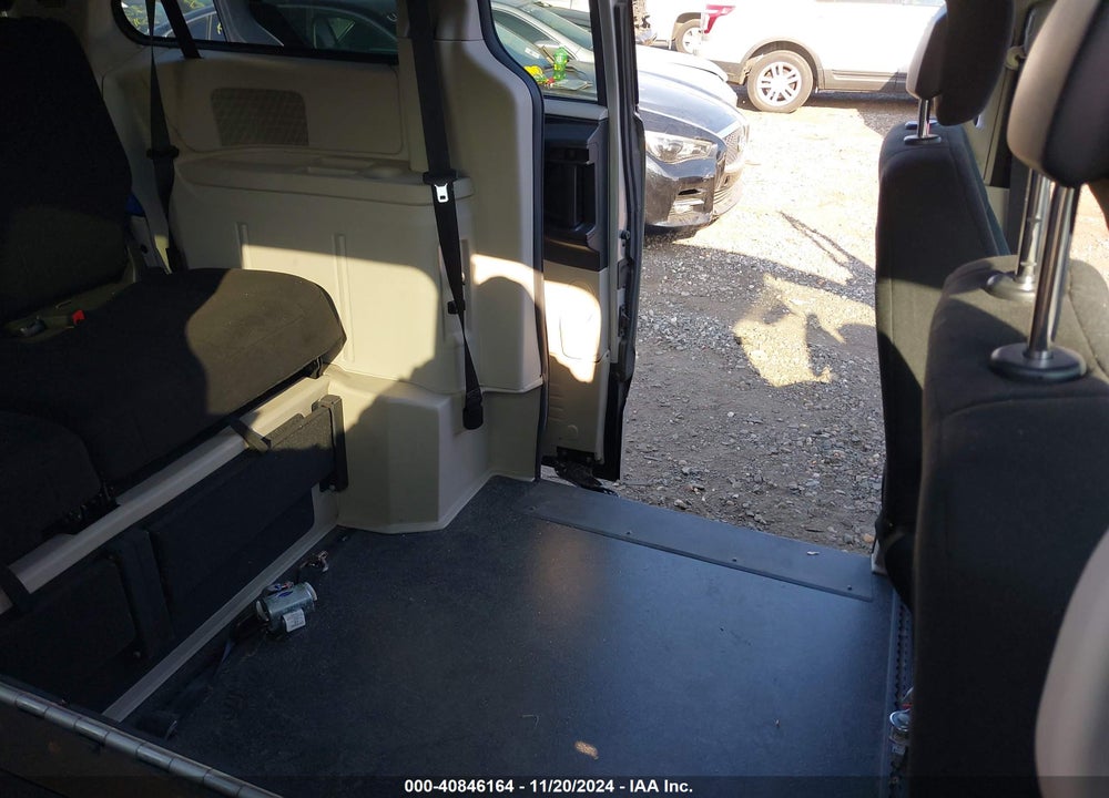 2011 DODGE GRAND CARAVAN CREW VIN: 2D4RN5DG7BR770768