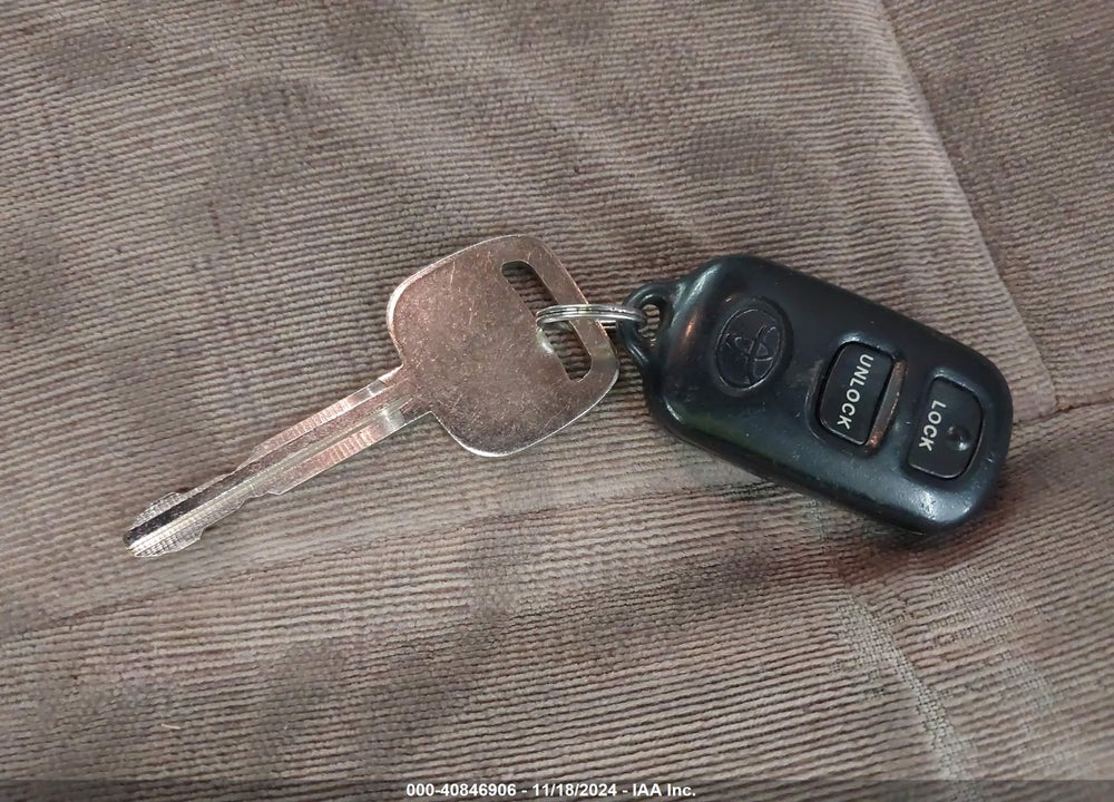 2002 TOYOTA SIENNA LE VIN: 4T3ZF13C22U429947