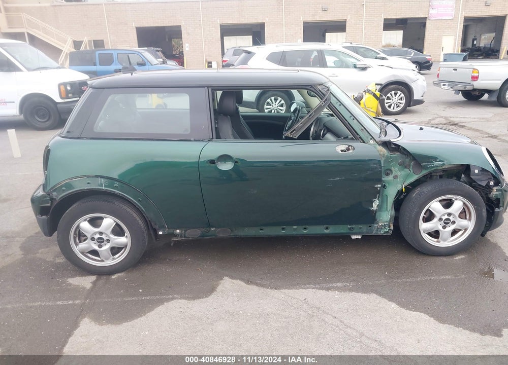 2011 MINI COOPER VIN: WMWSU3C57BT098397