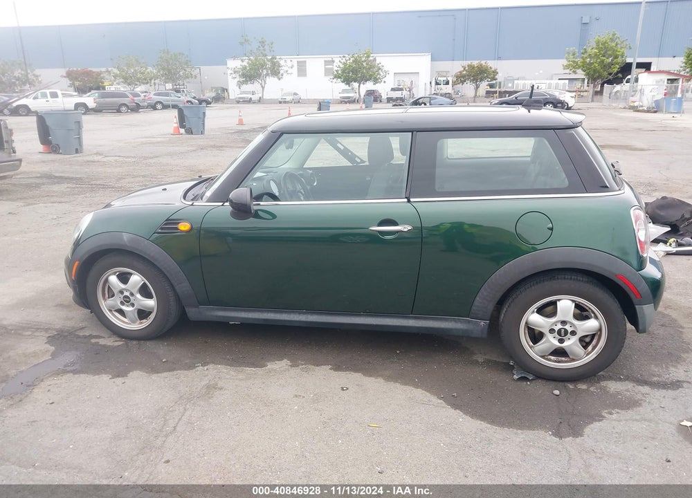 2011 MINI COOPER VIN: WMWSU3C57BT098397
