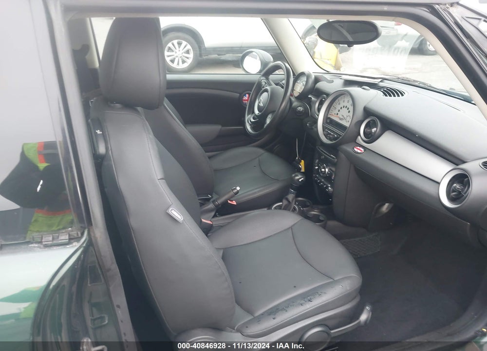 2011 MINI COOPER VIN: WMWSU3C57BT098397