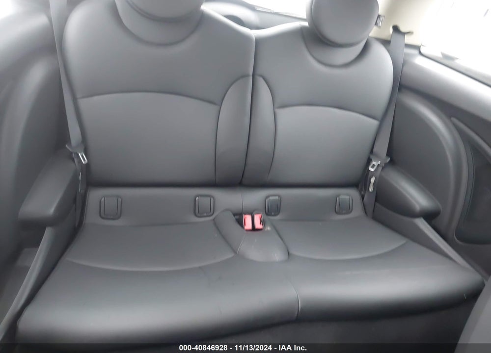 2011 MINI COOPER VIN: WMWSU3C57BT098397