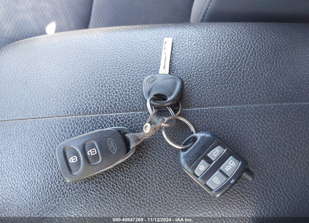 2013 KIA SORENTO LX VIN: 5XYKT3A66DG322971