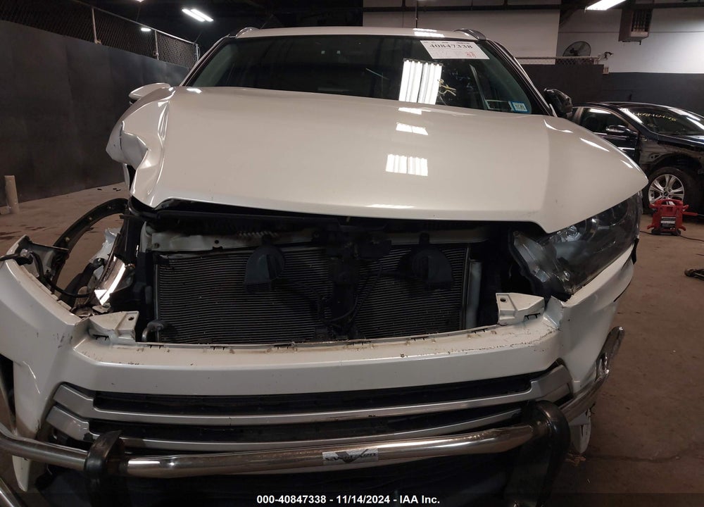 2019 TOYOTA HIGHLANDER XLE VIN: 5TDJZRFH4KS628168