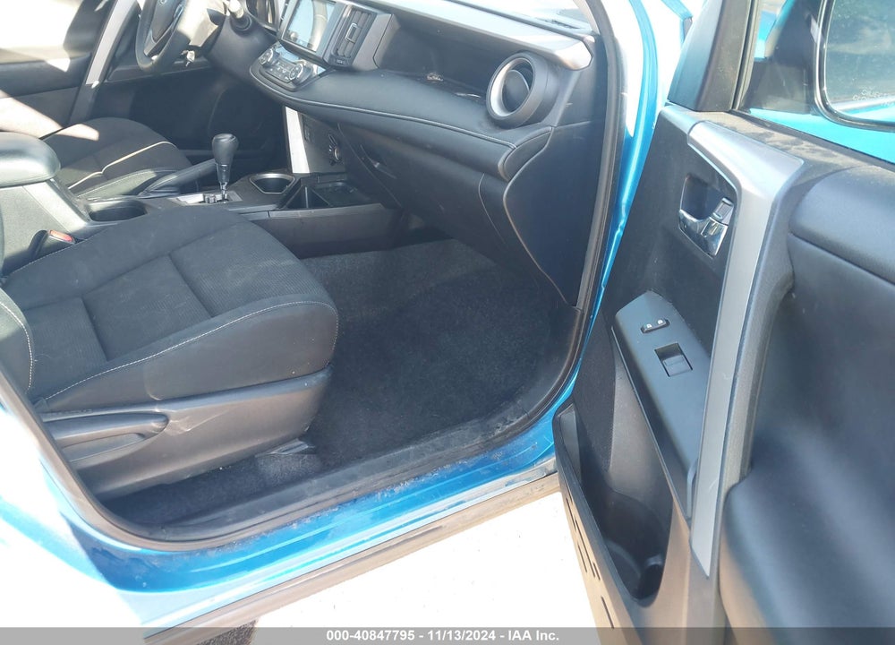 2017 TOYOTA RAV4 XLE VIN: 2T3RFREV3HW616250