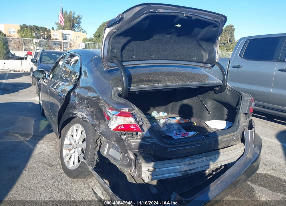 2018 TOYOTA CAMRY LE VIN: 4T1B11HK7JU099472