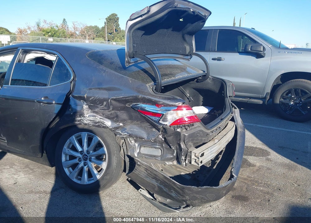 2018 TOYOTA CAMRY LE VIN: 4T1B11HK7JU099472