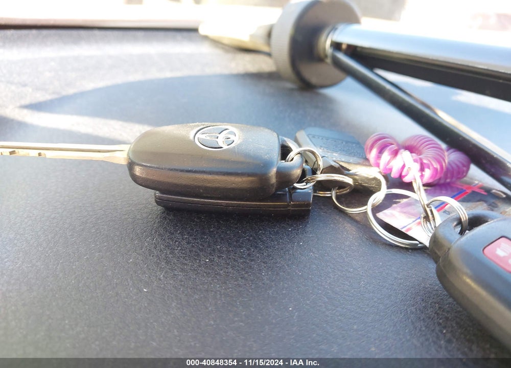 2015 TOYOTA RAV4 XLE VIN: JTMRFREV8FJ020532
