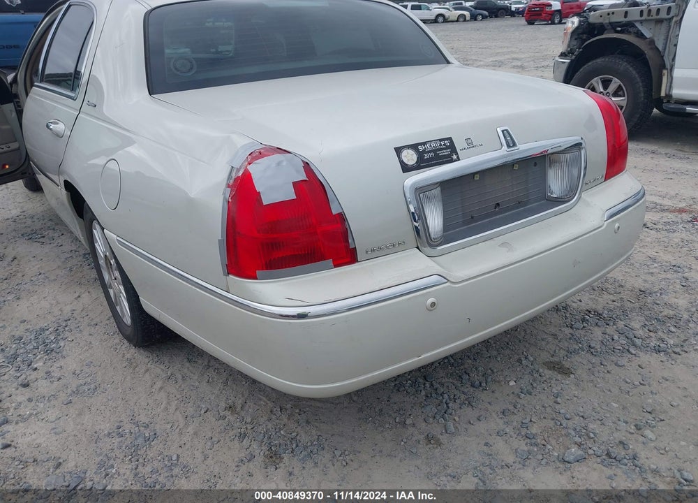 2005 LINCOLN TOWN CAR SIGNATURE VIN: 1LNHM81W15Y668385