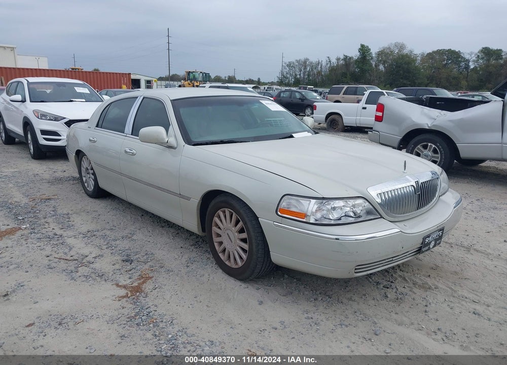 2005 LINCOLN TOWN CAR SIGNATURE VIN: 1LNHM81W15Y668385