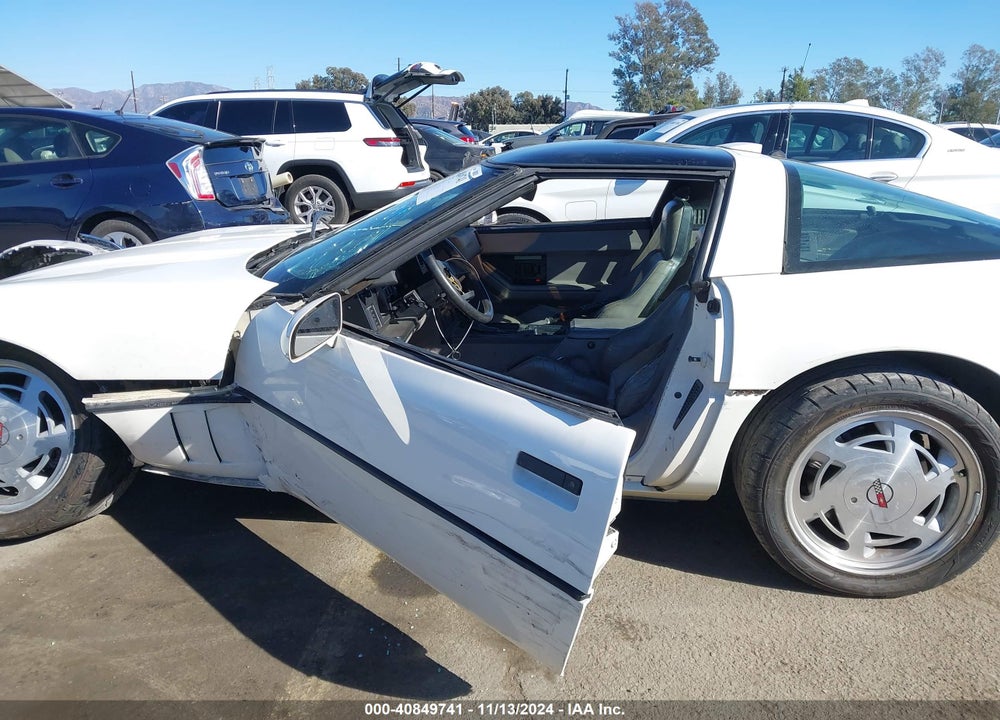 1988 CHEVROLET CORVETTE VIN: 1G1YY2185J5109823