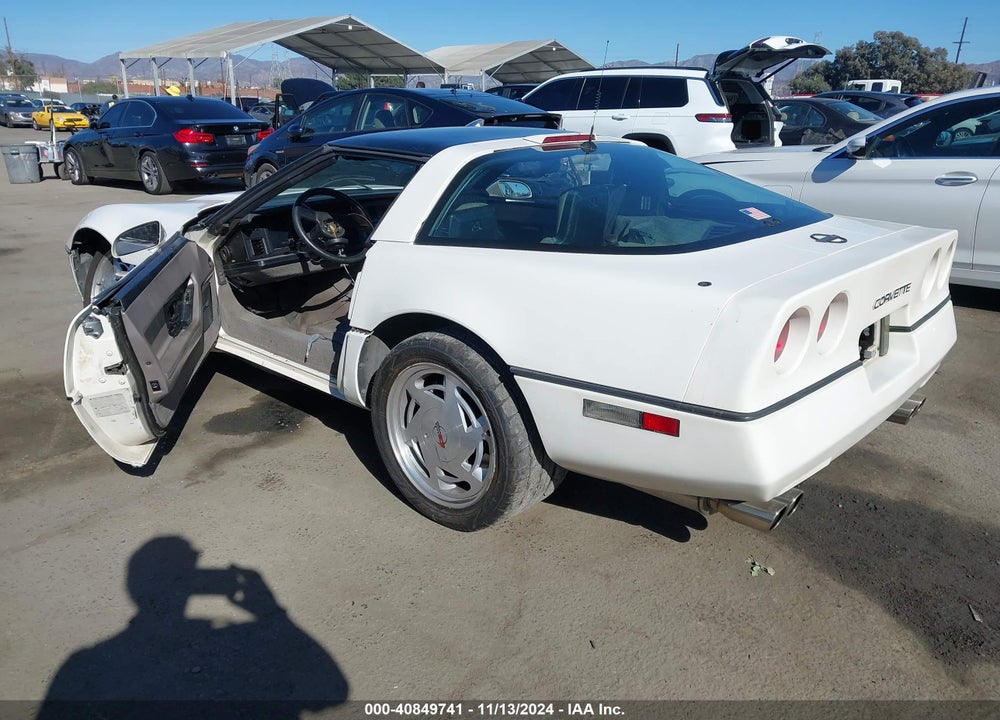 1988 CHEVROLET CORVETTE VIN: 1G1YY2185J5109823