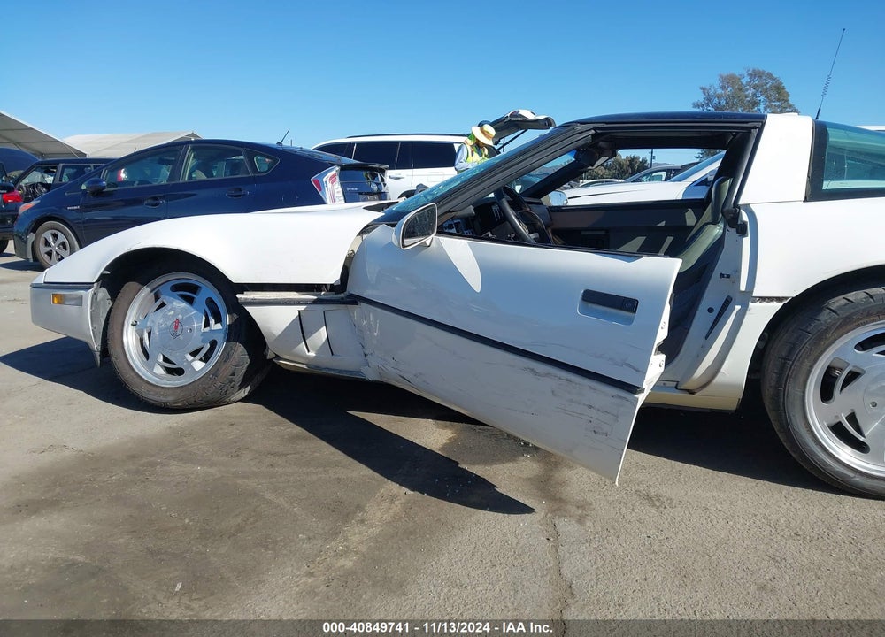 1988 CHEVROLET CORVETTE VIN: 1G1YY2185J5109823