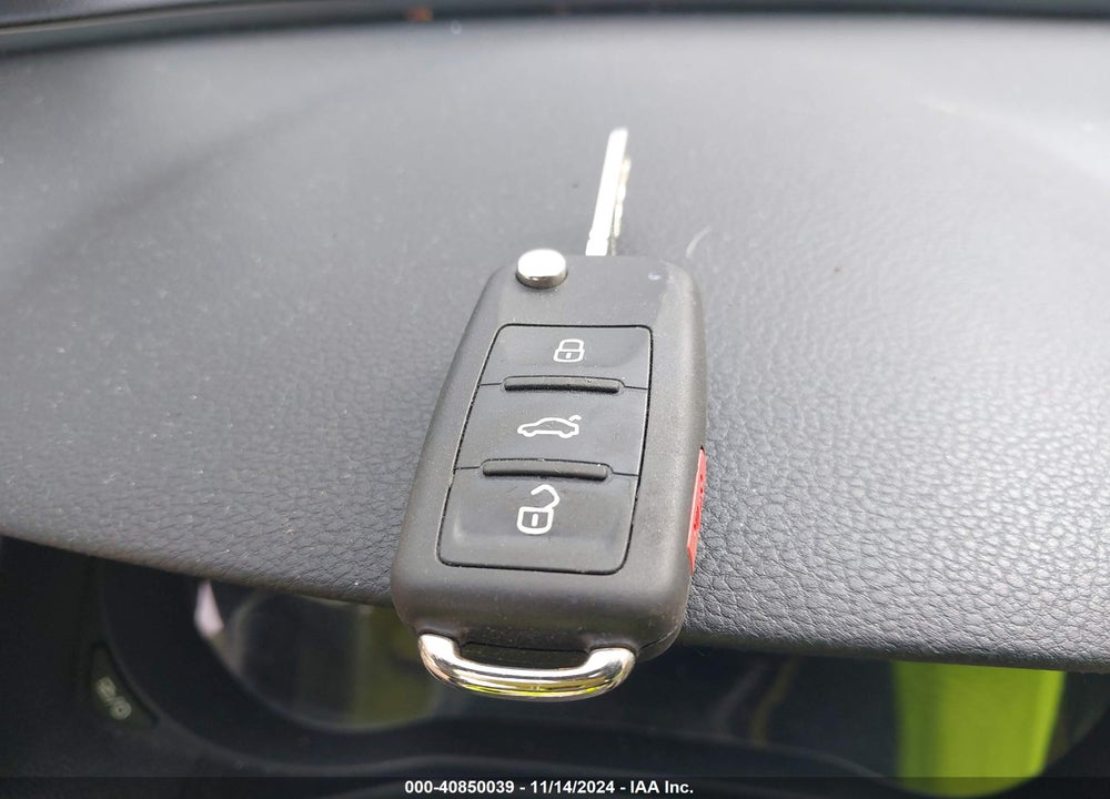 2013 VOLKSWAGEN PASSAT 2.5L SE VIN: 1VWBP7A37DC112141