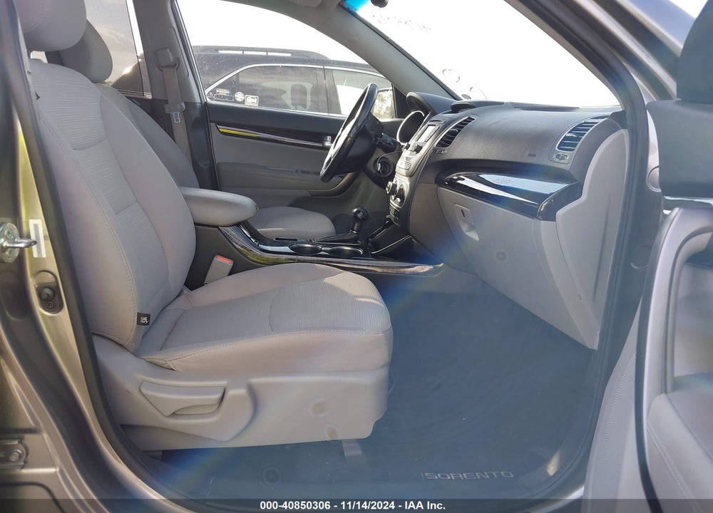 2015 KIA SORENTO LX VIN: 5XYKT3A60FG557126