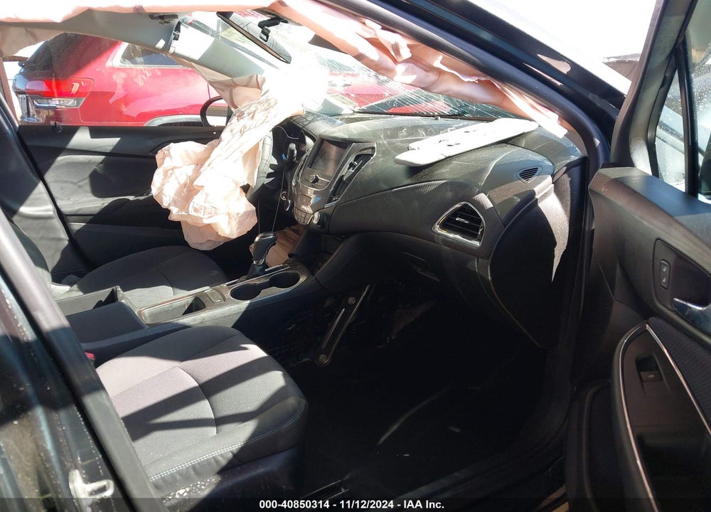 2019 CHEVROLET CRUZE VIN: 3G1BE6SM2KS576173