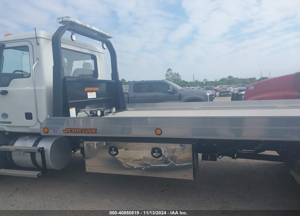 2023 MACK MD VIN: 1M2MDBAA2PS009401