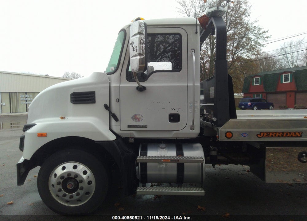 2023 MACK MD VIN: 1M2MDBAA8PS009404